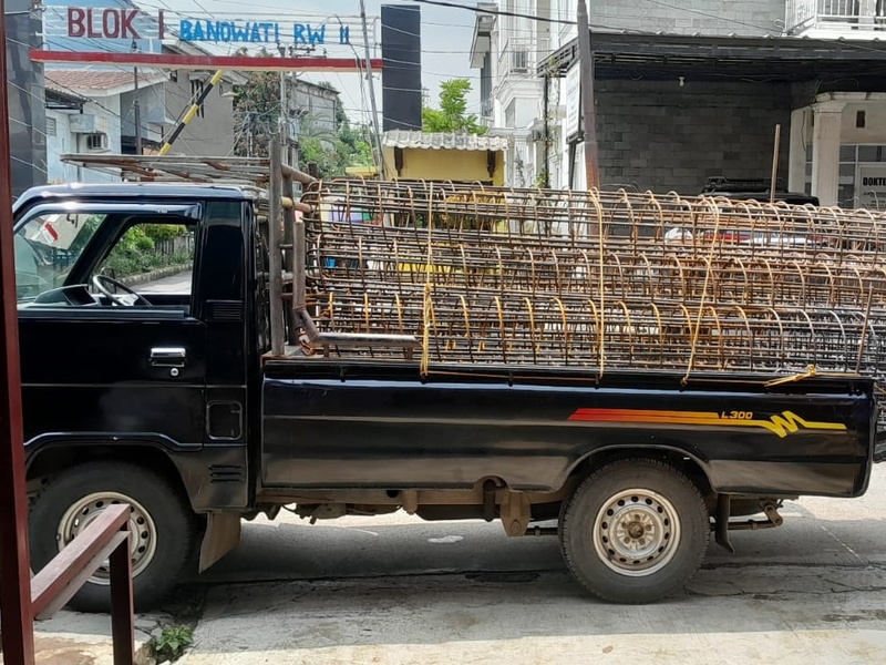 Armada Mitsubishi L300 Pengiriman Cakar Ayam & Kolom UD Sepakat