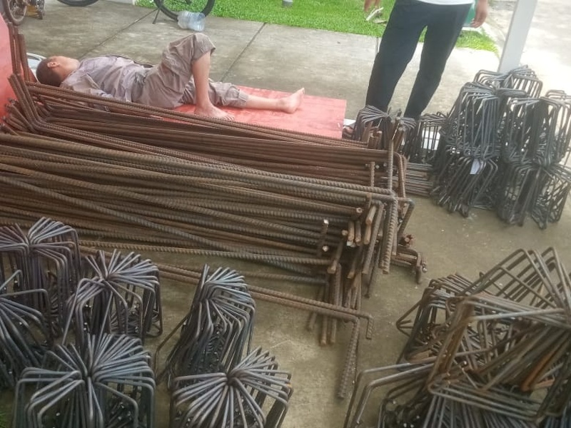 Stok Besi Begel Sengkang & Besi Beton Ulir di Area Kerja